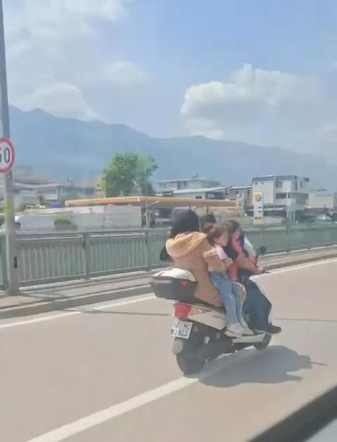 BURSA'DA MOTOSİKLETE 5 KİŞİ BİNEN AİLE YÜREKLERİ AĞZA GETİRDİ