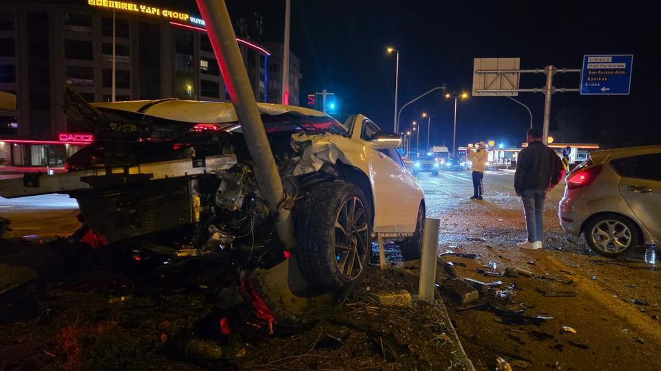 BANDIRMA HASTANE KAVŞAĞI'NDA TRAFİK KAZASI: 3 YARALI