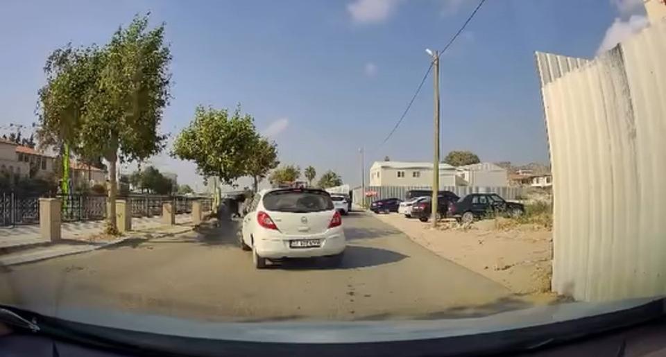 OTOMOBİLLE ÇARPIŞAN MOTOSİKLETTEKİ 2 KİŞİ YOLA SAVRULDU: O ANLAR KAMERADA