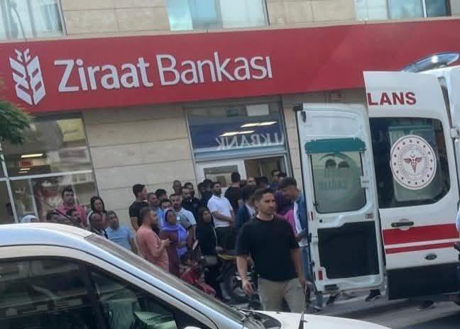 Bankada korku dolu anlar: Bıçak çekip paraları aldı