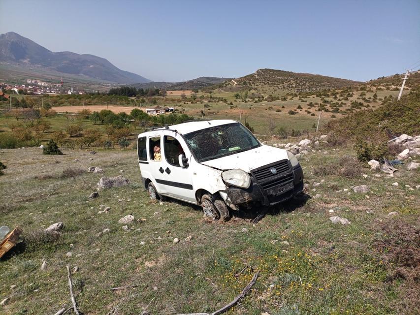 BİLECİK'TE KONTROLDEN ÇIKAN OTOMOBİL ŞARAMPOLE YUVARLANDI: 2 YARALI