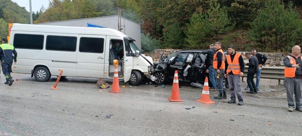 Karşı şeride geçen minibüsle otomobil kafa kafaya çarpıştı