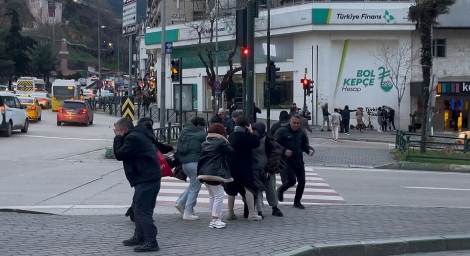 FIRTINADA UÇMAMAK İÇİN YERLERE BÖYLE YATTILAR LODOSUN HIZI SAATTE 75 KİLOMETREYE ULAŞTI, VATANDAŞLAR UÇMAMAK İÇİN YERLERE YATTI BURSA'DA LODOS VATANDAŞA ZOR ANLAR YAŞATTI