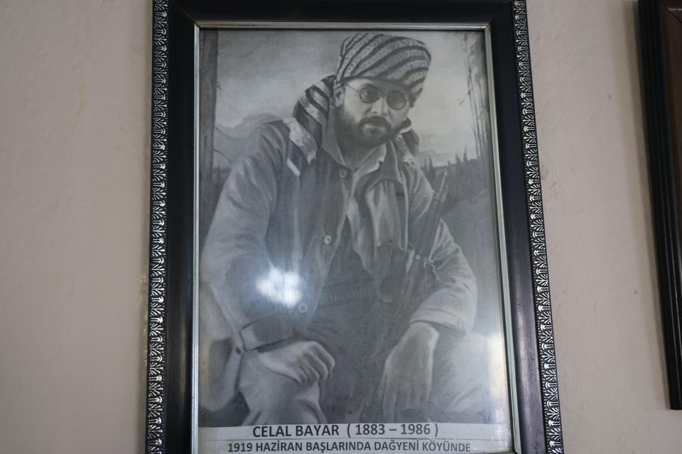 HERKESİN KÖY İMAMI ZANNETTİĞİ O KİŞİ CELAL BAYAR ÇIKTI CELAL BAYAR'IN İSMİ, ÖLÜM LİSTESİNDEYKEN SIĞINDIĞI DAĞYENİ KÖYÜ'NDE YAŞATILIYOR AYDIN'IN 'GALİP HOCA'SI CELAL BAYAR'IN HİKAYESİ DUYANLARI ŞAŞIRTIYOR