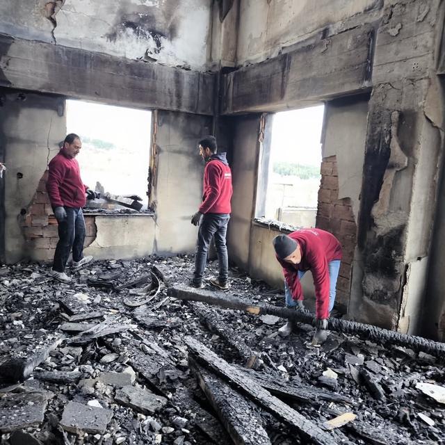 Yanan camide enkaz kaldırma çalışmaları başladı