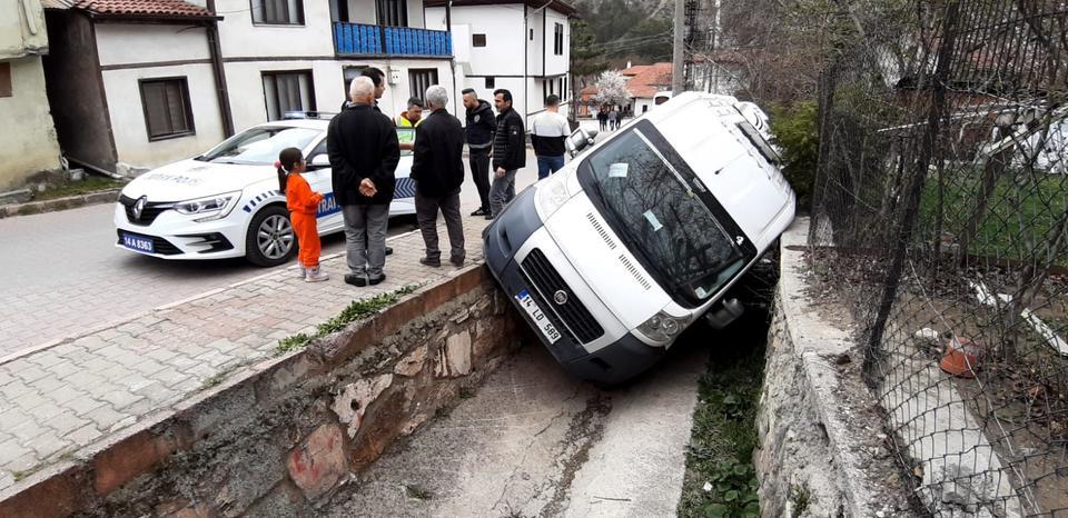 EL FRENİNİ ÇEKMEYİ UNUTTU, ÖĞRENCİ SERVİSİ KANALA DÜŞTÜ
