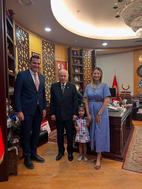 Hilal Pehlivan, Devlet Bahçeli'nin elini öptü