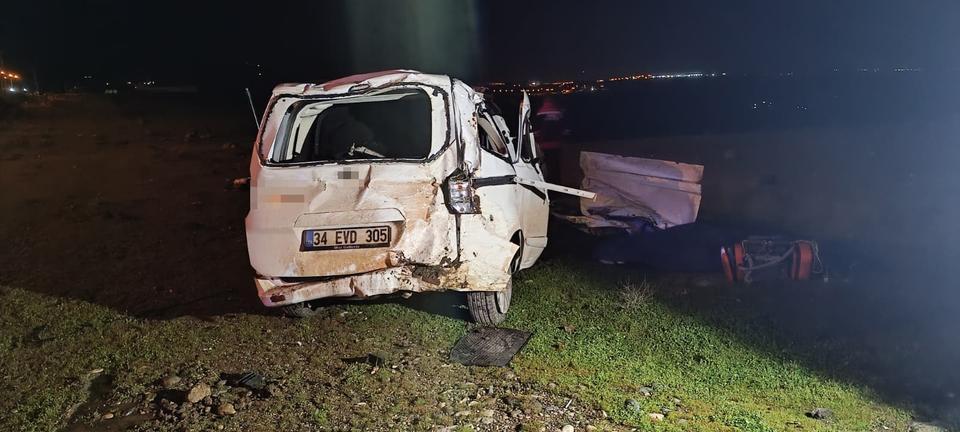 Hafif ticari araç şarampole yuvarlandı: 1 ölü, 1 ağır yaralı