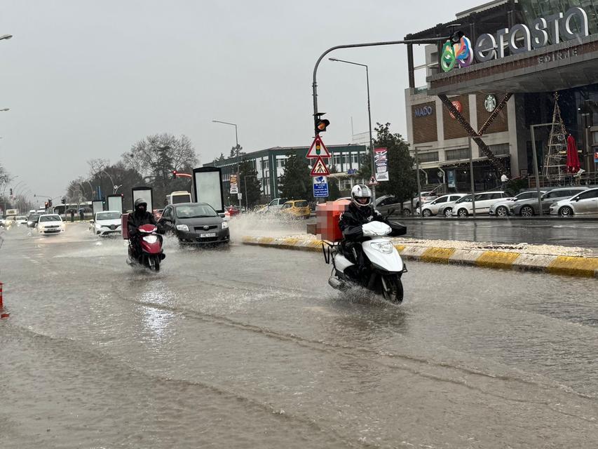 Yollar göle döndü:Motosikletlere yasak getirildi