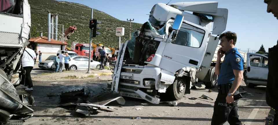 TIR, KIRMIZI IŞIKTA BEKLEYEN OTOBÜS VE OTOMOBİLE ÇARPTI: 6  YARALI