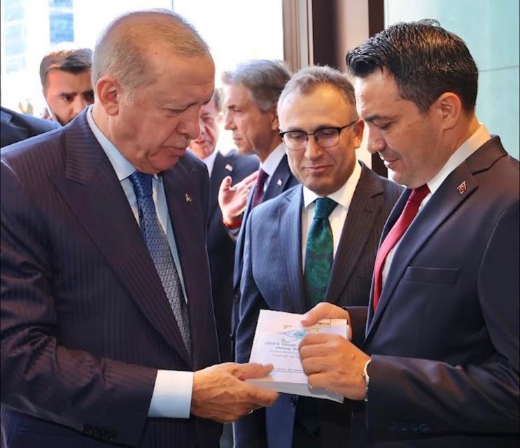 Prof. Dr. Tuncer’den Cumhurbaşkanı Erdoğan’a kitap takdimi