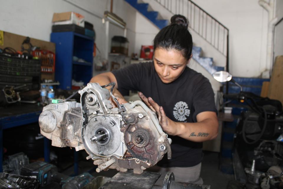 Aydın’da çırak bulamayan eşine destek için başladı, motor ustası oldu