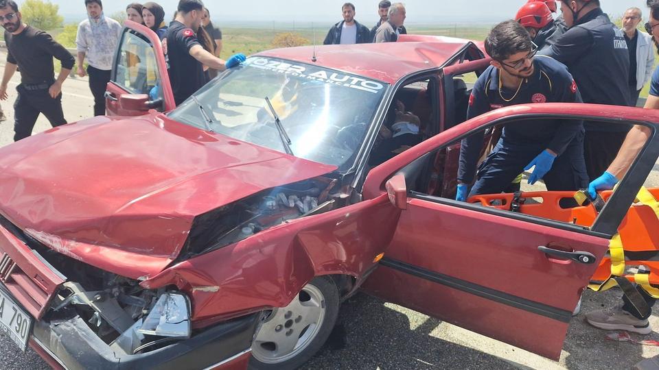 KONYA'DA 2 OTOMOBİL ÇARPIŞTI: 5 YARALI
