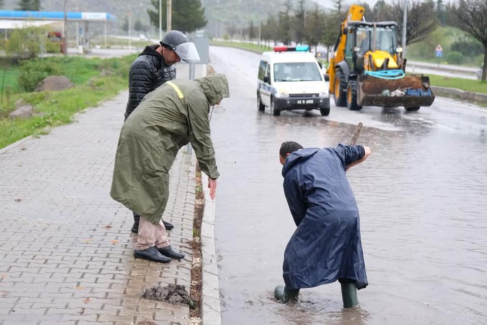 Sağanak yağış etkili oldu, yollar göle döndü