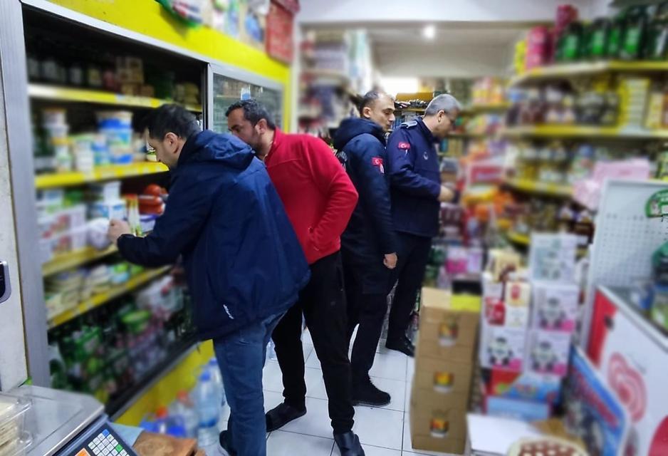 Markette 4 kamyonet dolusu ürüne el konuldu