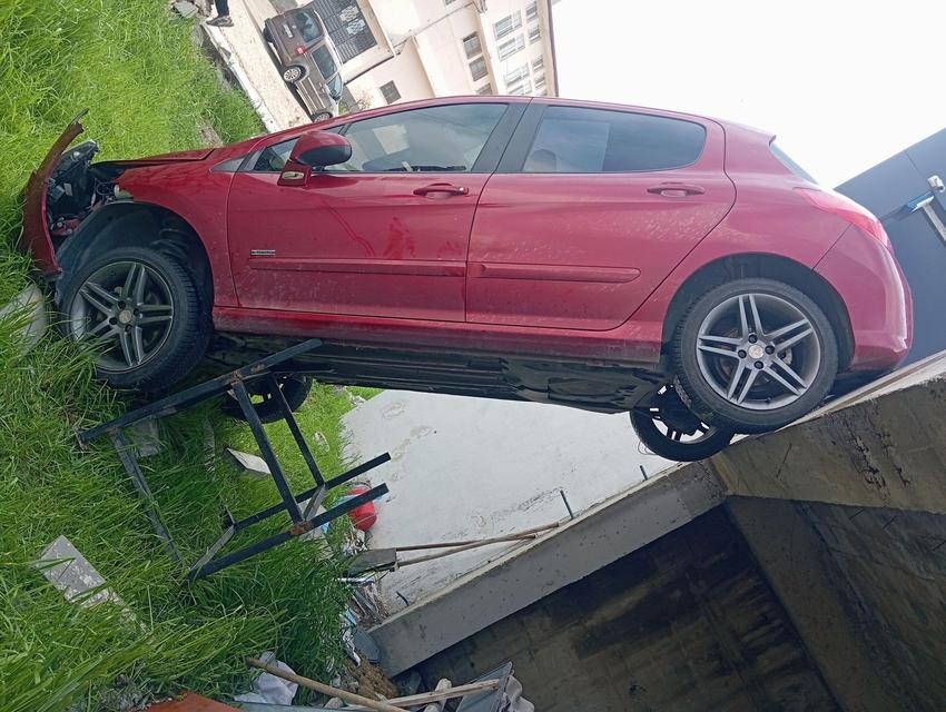 Şarampole uçan otomobil dik kaldı