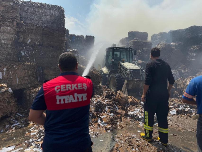 Kağıt fabrikasının hammadde deposunda korkutan yangın