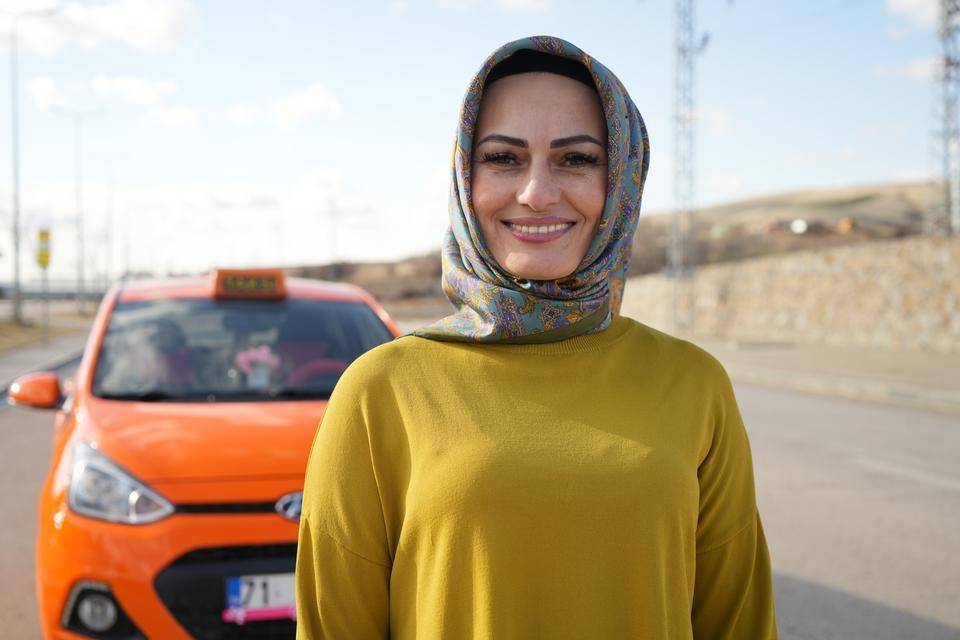 "TAKSİCİ ABLA" KADIN YOLCULAR İÇİN DİREKSİYON BAŞINDA