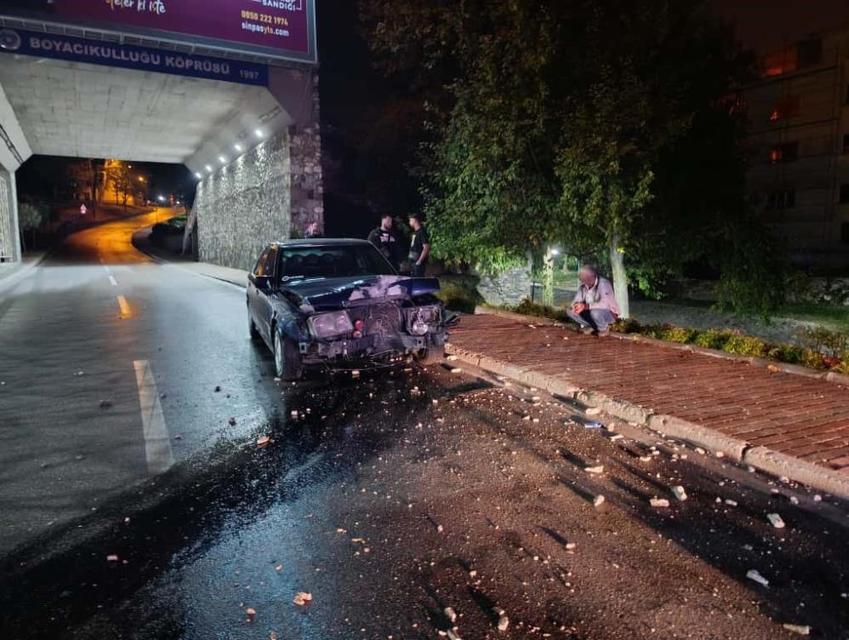 Alkollü Mercedes araç sürücüsü, elektrik direğine çarpıp olay yerinden kaçtı