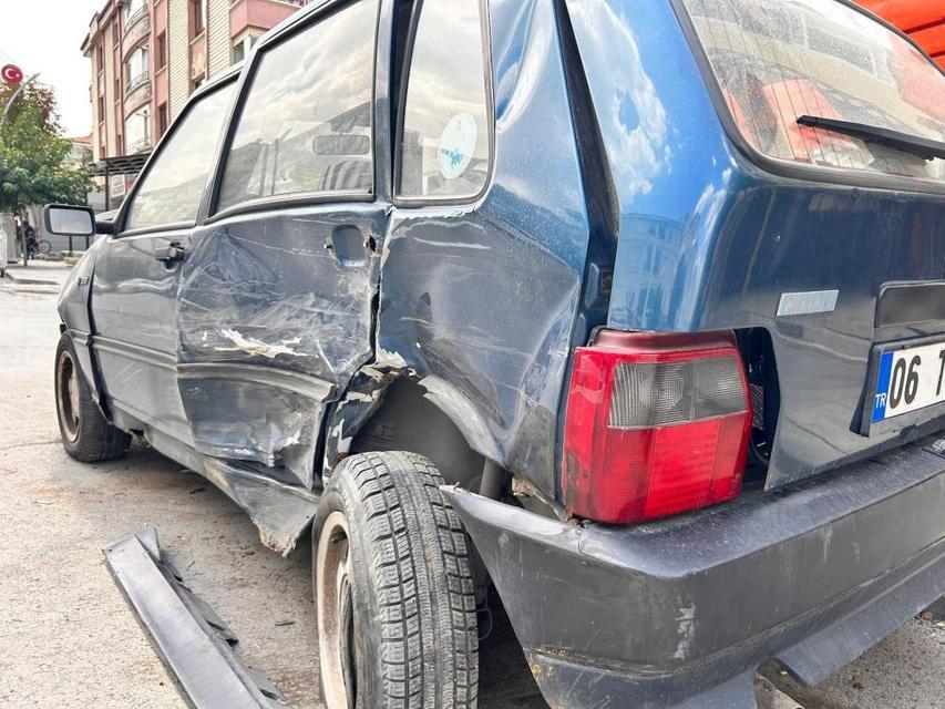Minibüs sürücüsü, park halindeki 4 otomobile çarptı