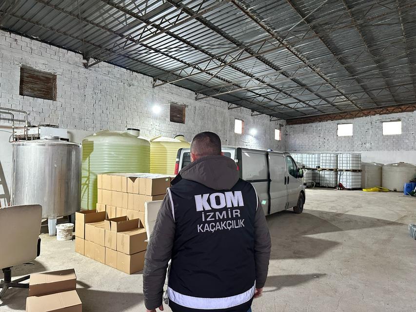 İZMİR'DE SAHTE İÇKİ OPERASYONU; 28 TON ETİL ALKOL ELE GEÇİRİLDİ