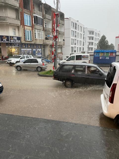 Cadde ve sokaklar göle döndü
