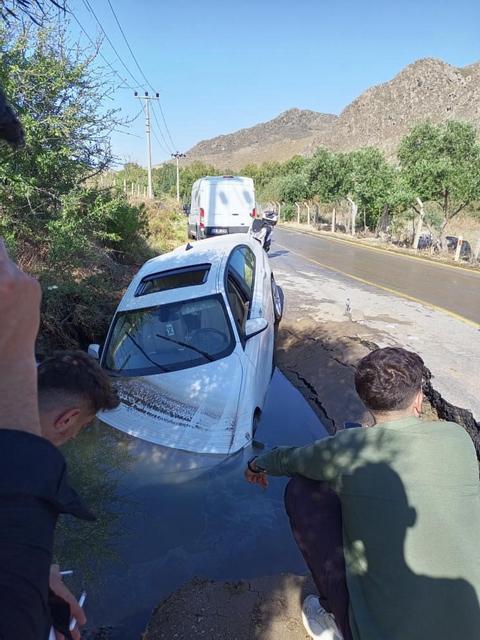 BODRUM'DA OTOMOBİL ÇUKURA DÜŞTÜ