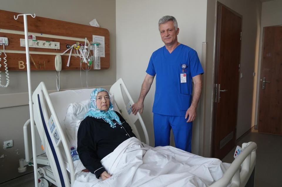 Yaşlı kadının karnından çıkan şey görenleri hayrete düşürdü