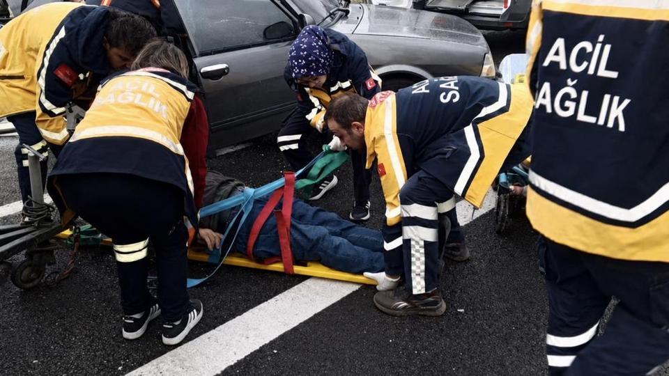 Minibüs park halindeki otomobile çarptı: 3 ölü, 5 yaralı