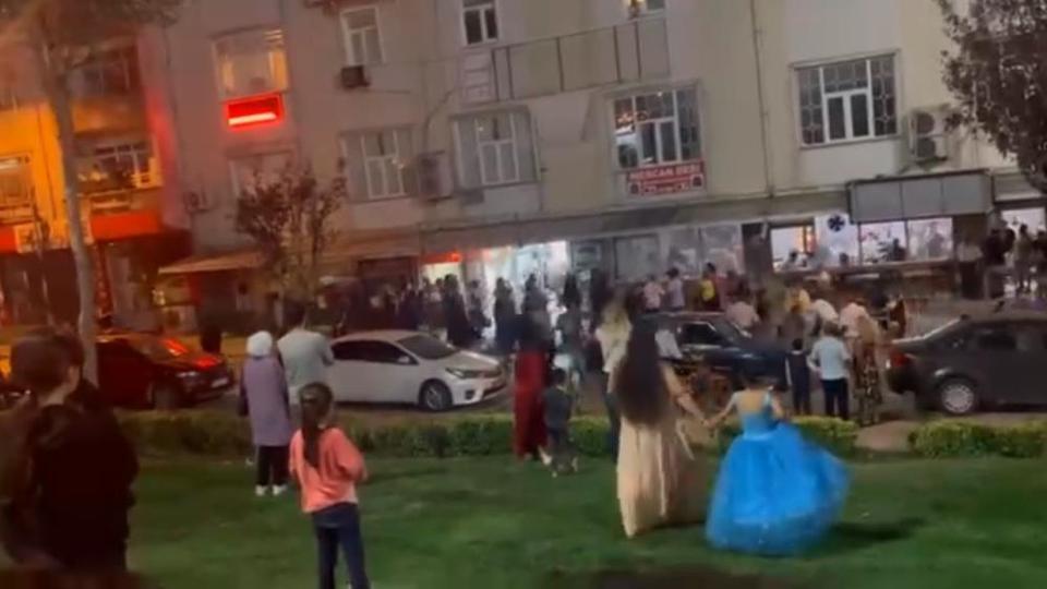 Düğün çıkışı sopalı ve tekmeli yumruklu kavga