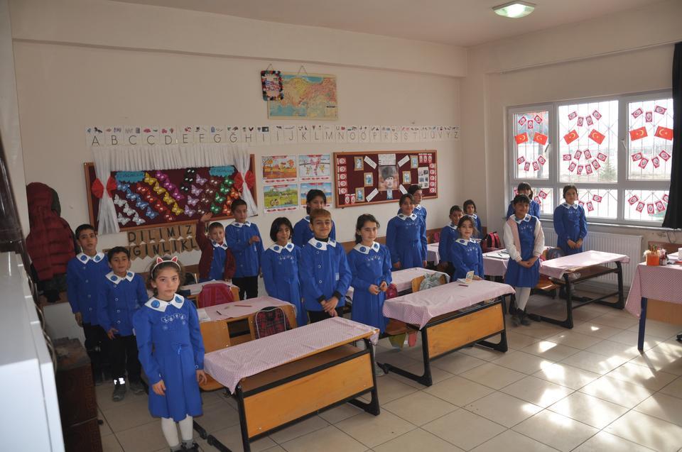KAHRAMANMARAŞ'TA BİR OKUL MAVİ ÖNLÜĞE GERİ DÖNDÜ KAHRAMANMARAŞ'IN AFŞİN İLÇESİNDE EŞE VE YUSUF GÜLKAYNAK İLKÖĞRETİM OKULU MAVİ ÖNLÜK UYGULAMASINA GERİ DÖNDÜ