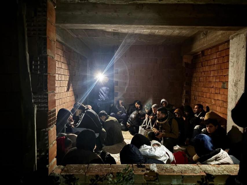 Düzensiz göçmenler inşaatta yakalandı