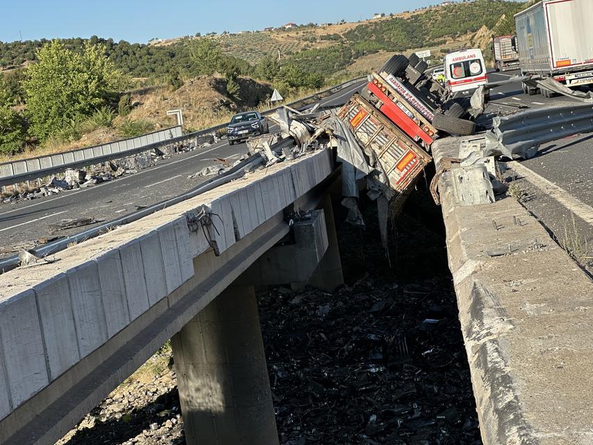 İki köprü arasına devrilen tır sürücüsü yaşamını yitirdi