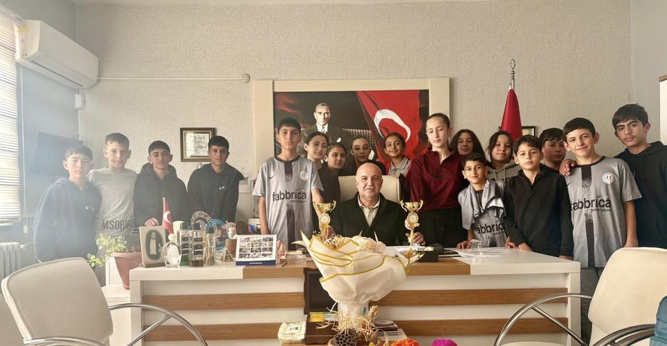 Şehit Rıfat Tunçbilek Ortaokulu öğrencileri ilk 3'e girdi