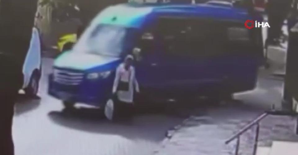 Yolun karşısına geçen kadına minibüs çarptı