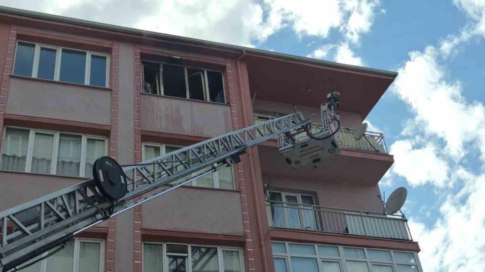 Yangından sürünerek kaçmaya çalışan kadın hastanede hayatını kaybetti