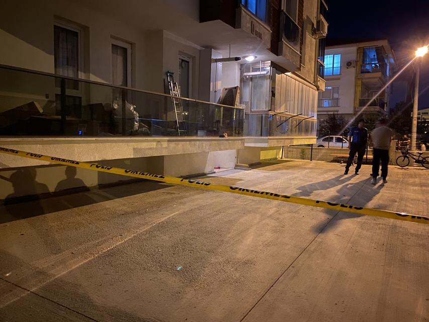 KAPI ÖNÜNDEKİ KAVGA CİNAYETLE SONUÇLANDI: TARTIŞTIĞI KADINI BIÇAKLAYARAK ÖLDÜRDÜ EVİNE GİDİP TARTIŞTIĞI KADINI BIÇAKLAYARAK ÖLDÜREN GENÇ KIZ VE ARKADAŞI GÖZALTINA ALINDI