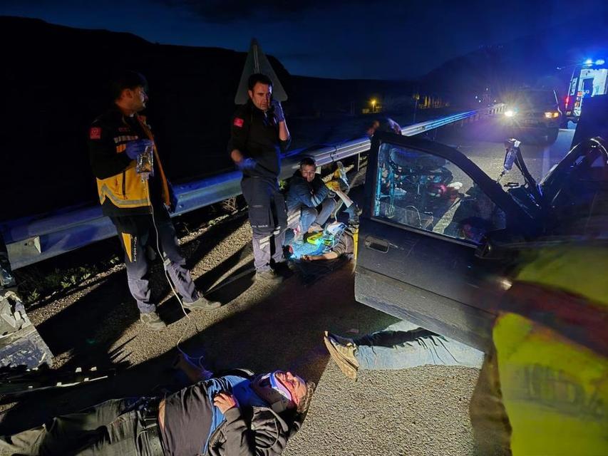 Kaçak göçmenleri taşıyan otomobil kaza yaptı: 7 yaralı