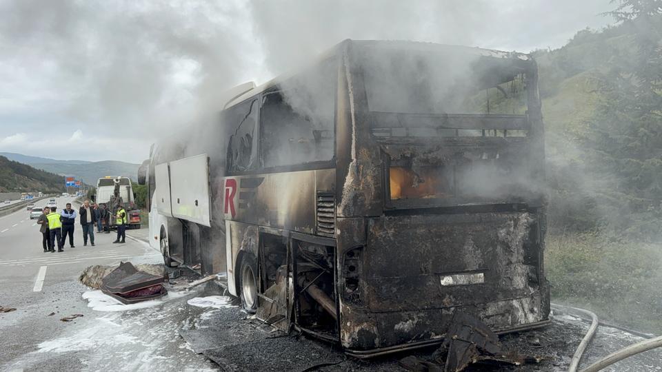 OTOBÜS YANGININDA 13 YOLCU VE 3 PERSONEL ÖLÜMDEN DÖNDÜ