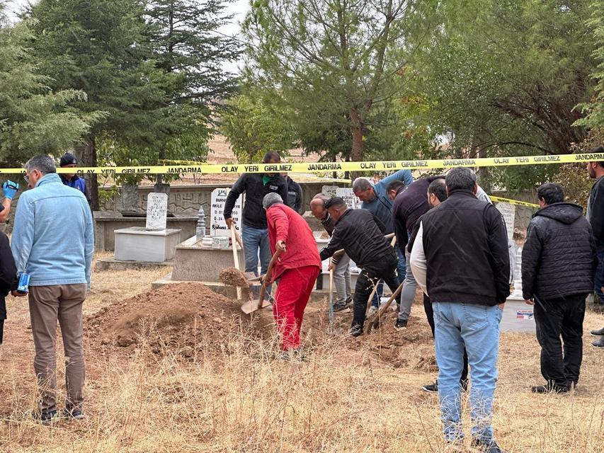 Cenaze karıştı, yanlış defin sonrası mezar açıldı