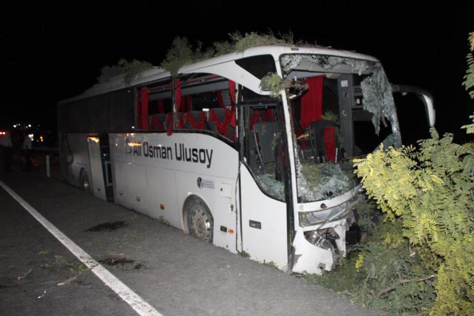 Orta refüje çıkan yolcu otobüsü ağaçları devirdi: 1 ölü, 13 yaralı