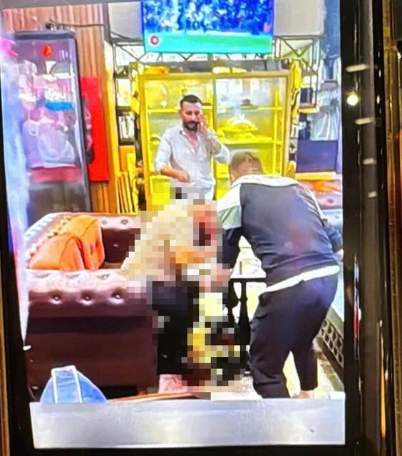 Kafede oturan adam başından vuruldu