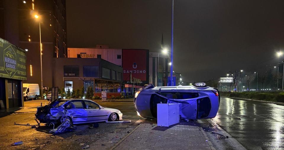 Otomobil park halindeki araca çarpıp yan yattı: 2 yaralı