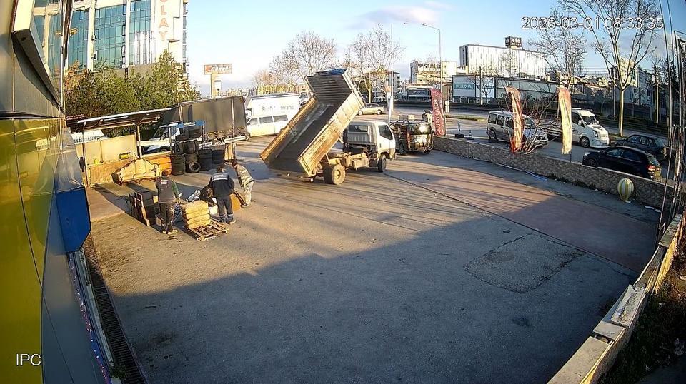 DÜKKANIN ÖNÜNE DUVAR ÖRDÜ, KİRACISI İSYAN ETTİ: "BİZİ AÇIK CEZAEVİNE ÇEVİRDİ" 3 ORTAKTAN BİRİ OLAN YER SAHİBİ, İDDİAYA GÖRE KİRACIYI ÇIKARMAK İÇİN OTO LASTİKÇİ DÜKKANININ ÖNÜNE DUVAR ÖRDÜRDÜ