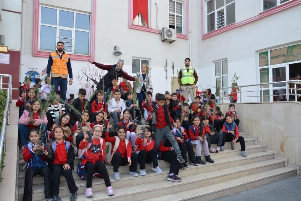 İlkokul öğrencilerine fidan dağıtıldı