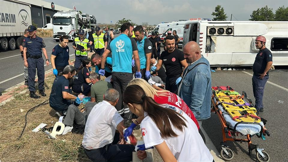 Yolcu midibüsü devrildi: 1'i ağır 17 yaralı