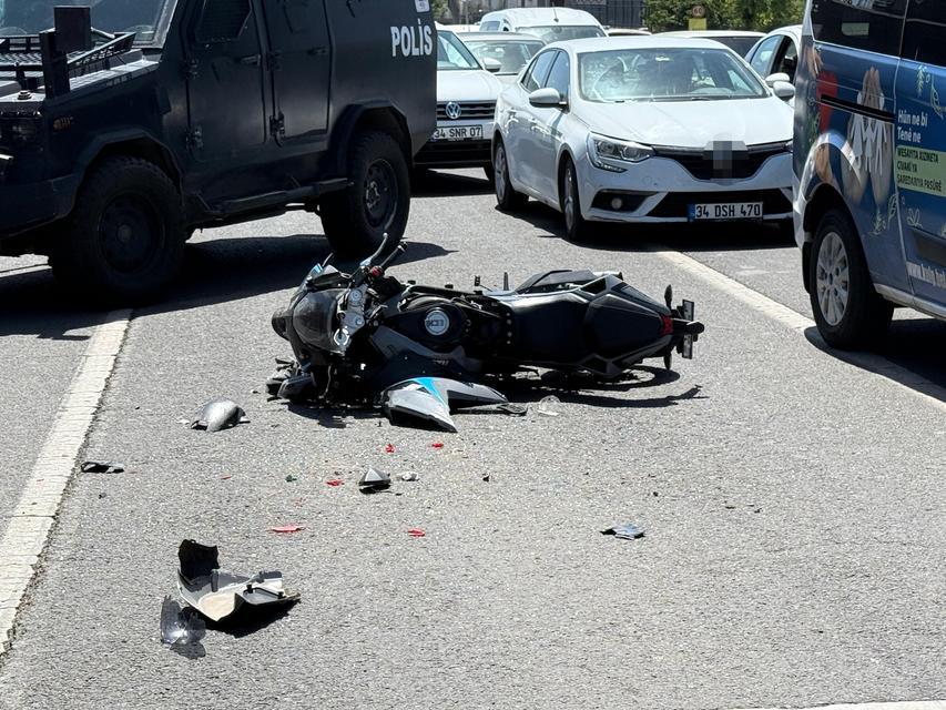 Motosiklet sürücüsü otomobile arkadan çarptı