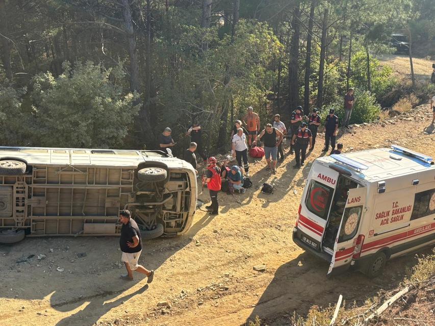 Milli Park'ta tur minibüsü devrildi