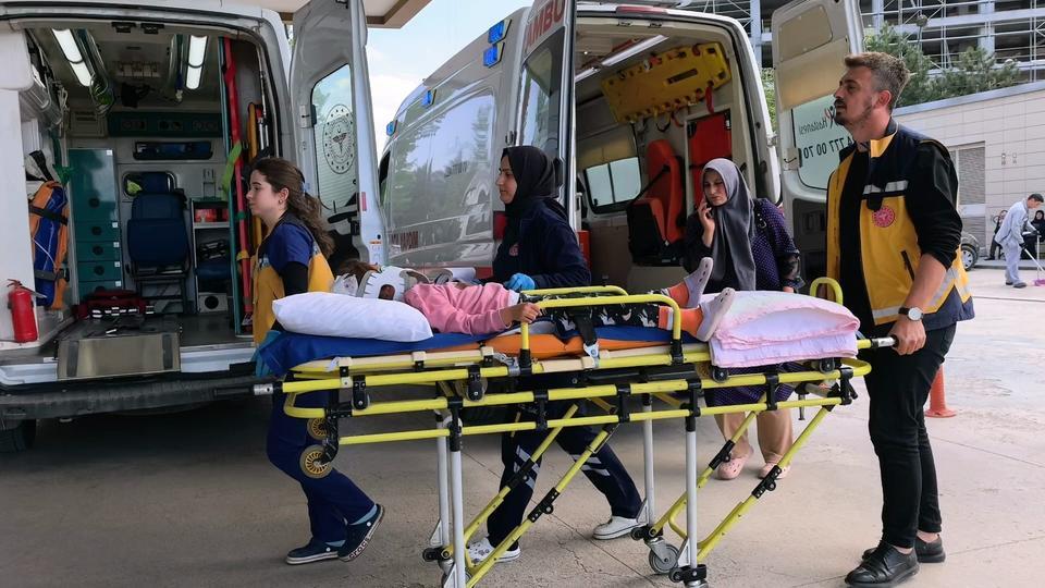Balkonda başına mermer düşen çocuk ağır yaralandı
