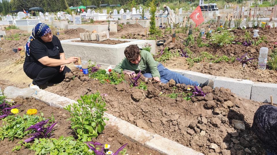 KALP KRİZİ VAKASINA GİDEN AMBULANSIN ANAHTARI KAYBOLDU, ÇAĞRILAN İKİNCİ AMBULANSLA GÖTÜRÜLDÜĞÜ HASTANEDE ÖLDÜ SAĞLIK GÖREVLİLERİNİN, HASTA YAKINLARININ VE KOMŞULARIN AMBULANSIN KAYBOLAN ANAHTARINI ARAMASI SANİYE SANİYE GÖRÜNTÜLENDİ